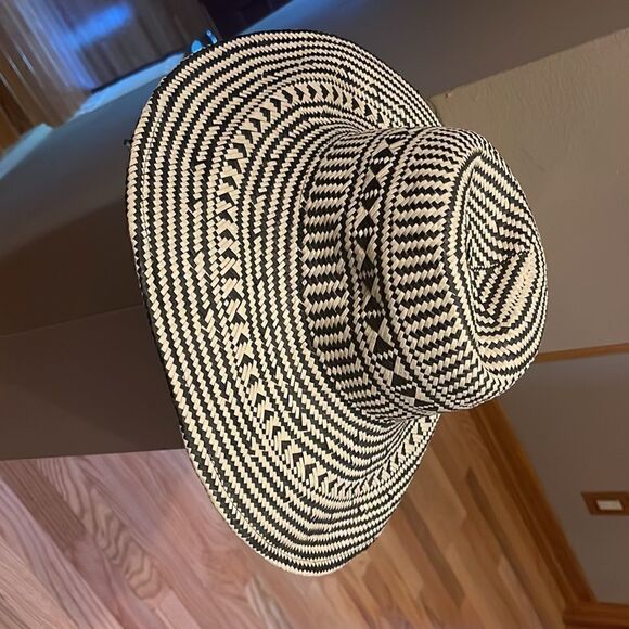 TORRID Sun Hat  - Picture 4 of 8